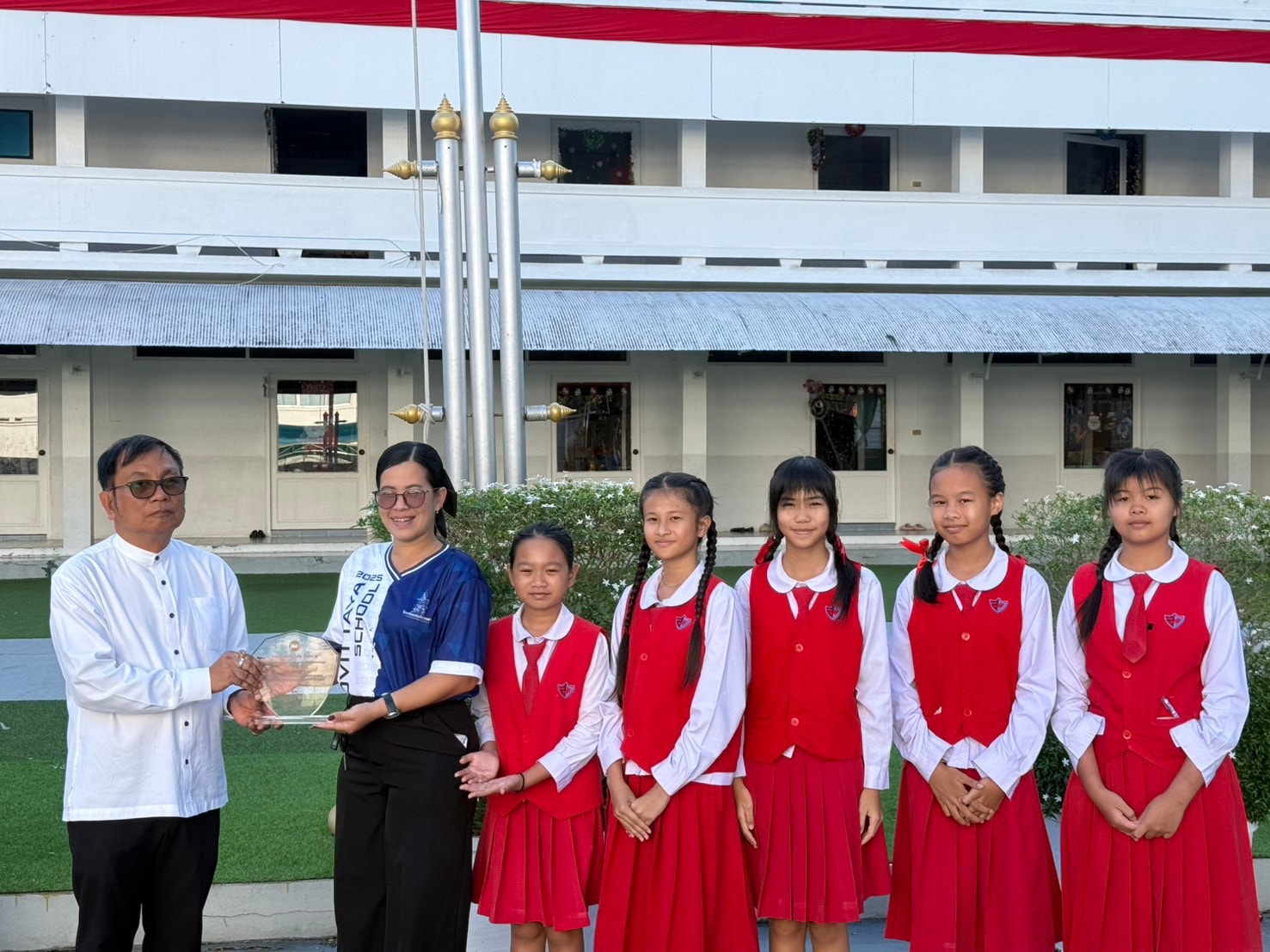 โรงเรียนสมคิดวิทยา ได้มอบเกียรติบัตรแก่นักเรียนผู้ได้รับ รางวัลรองชนะเลิศ อันดับ 2 ระดับประถมศึกษา 1