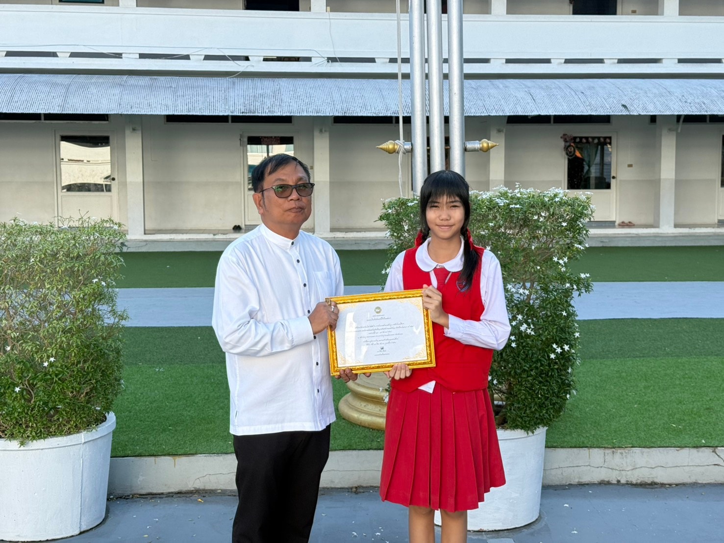 โรงเรียนสมคิดวิทยา ได้มอบเกียรติบัตรแก่นักเรียนผู้ได้รับ รางวัลรองชนะเลิศ อันดับ 2 ระดับประถมศึกษา 2