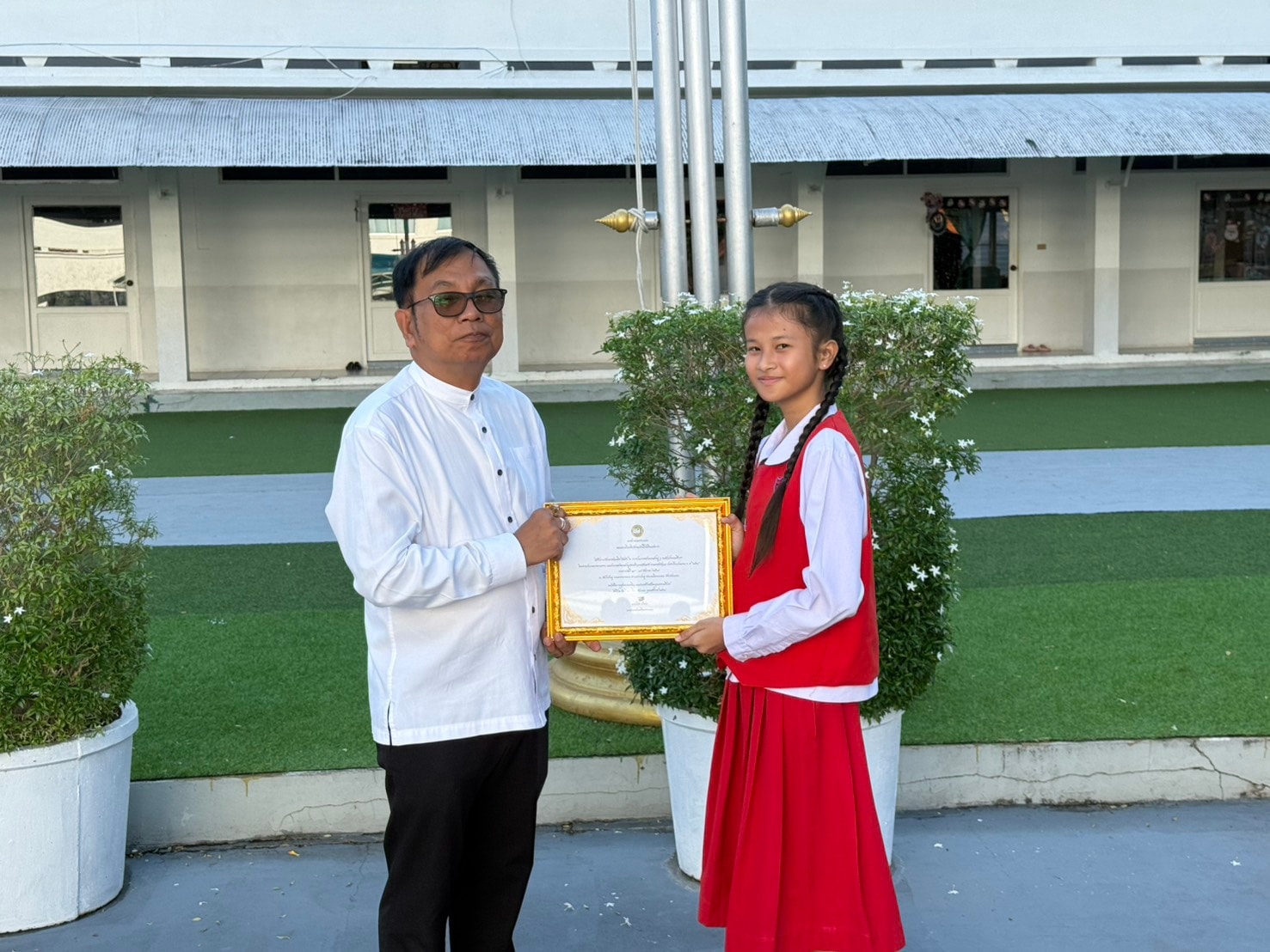 โรงเรียนสมคิดวิทยา ได้มอบเกียรติบัตรแก่นักเรียนผู้ได้รับ รางวัลรองชนะเลิศ อันดับ 2 ระดับประถมศึกษา 4