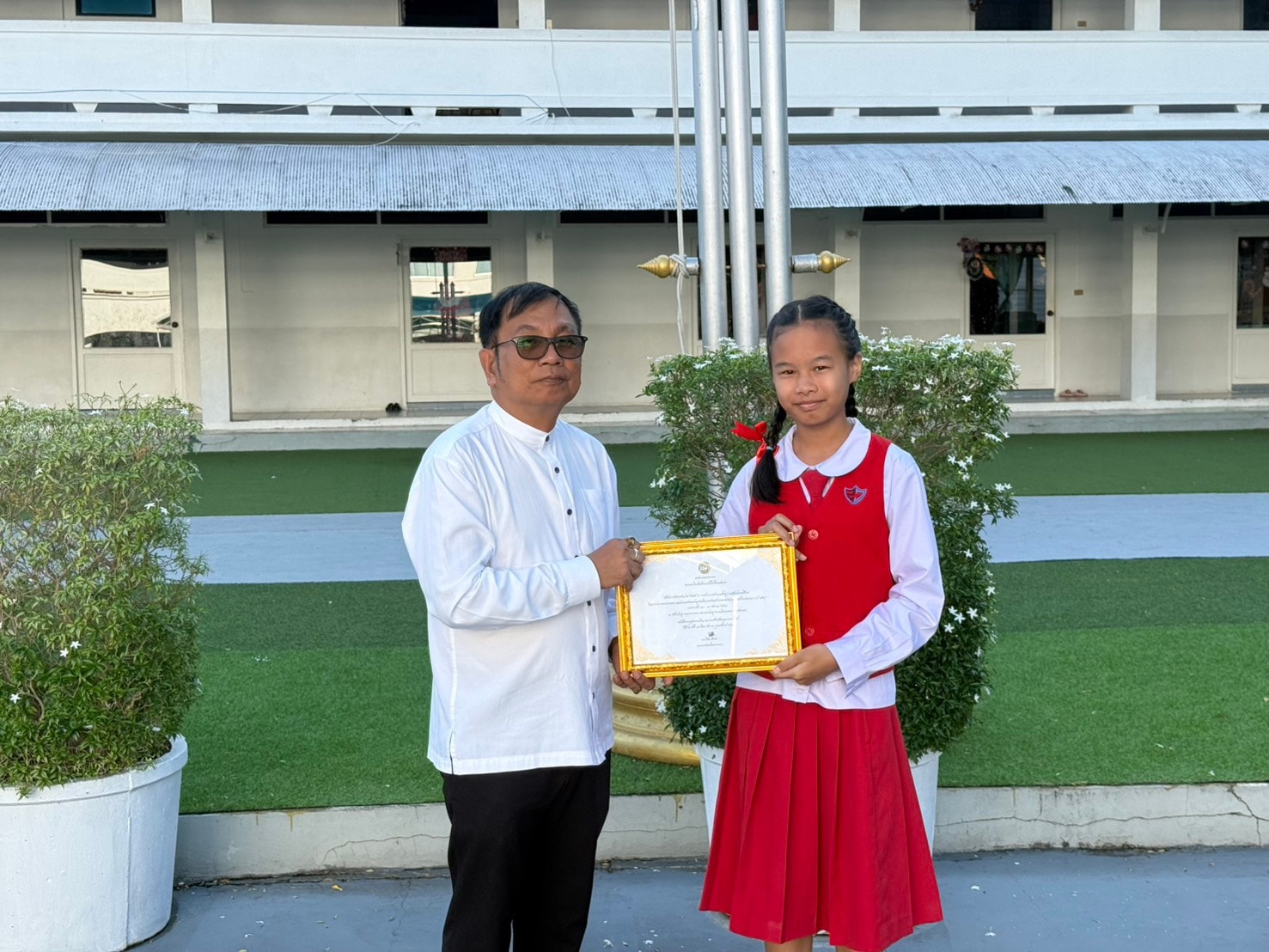 โรงเรียนสมคิดวิทยา ได้มอบเกียรติบัตรแก่นักเรียนผู้ได้รับ รางวัลรองชนะเลิศ อันดับ 2 ระดับประถมศึกษา 5