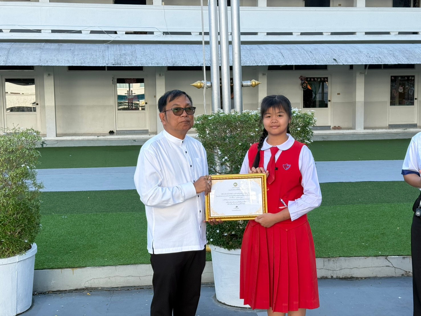 โรงเรียนสมคิดวิทยา ได้มอบเกียรติบัตรแก่นักเรียนผู้ได้รับ รางวัลรองชนะเลิศ อันดับ 2 ระดับประถมศึกษา 6