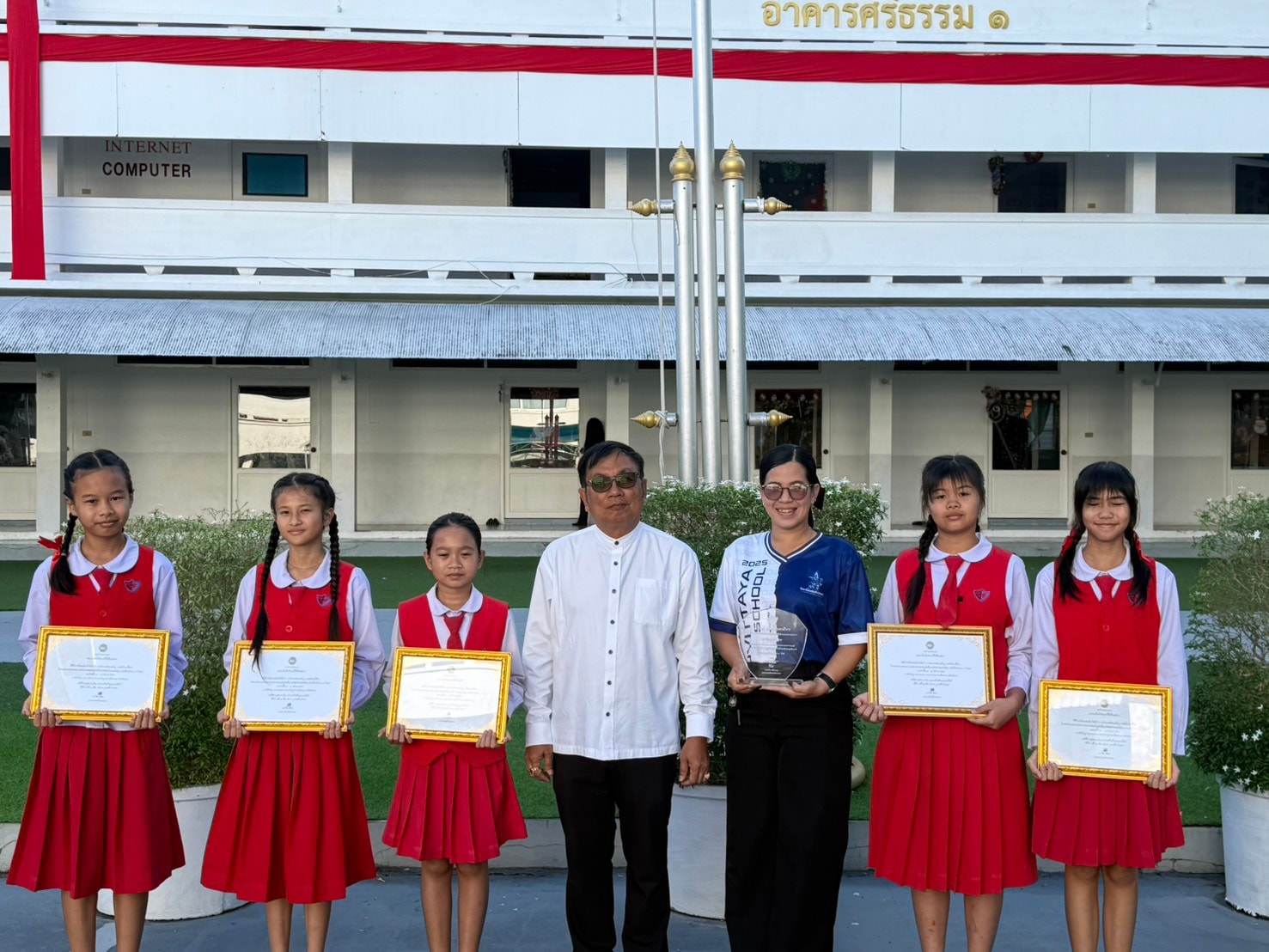 โรงเรียนสมคิดวิทยา ได้มอบเกียรติบัตรแก่นักเรียนผู้ได้รับ รางวัลรองชนะเลิศ อันดับ 2 ระดับประถมศึกษา 7