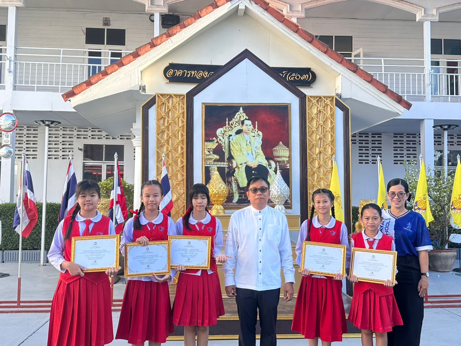 โรงเรียนสมคิดวิทยา ได้มอบเกียรติบัตร